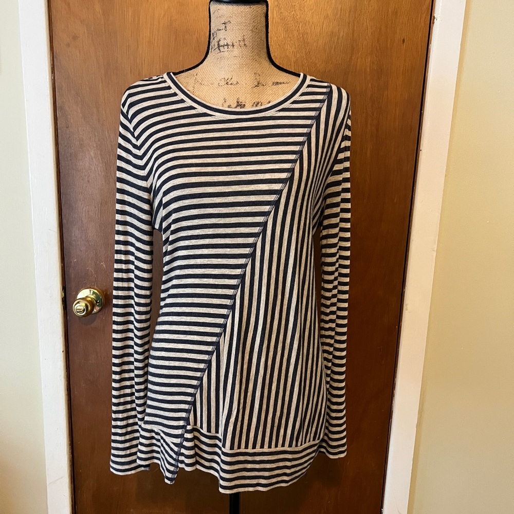 Cabi 2 pieces T-shirt and reversible wrap